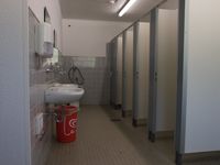 Herren / Toiletten / Hinten Chemieentsorgung